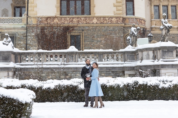 Feliz pareja joven en Winter Park. Familia al aire libre en el castillo.