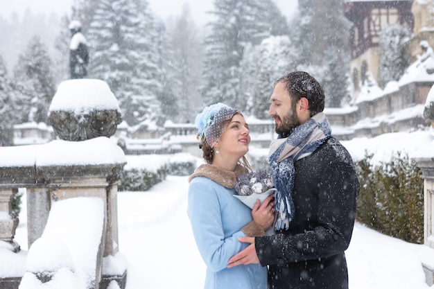 Feliz pareja joven en Winter Park Familia al aire libre en el castillo