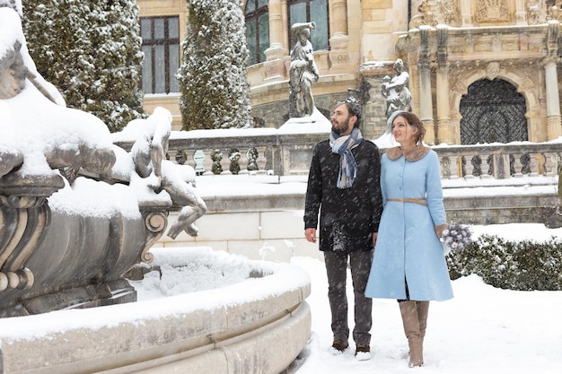 Feliz pareja joven en Winter Park Familia al aire libre en el castillo