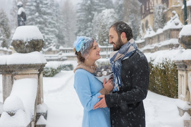 Feliz pareja joven en Winter Park Familia al aire libre en el castillo