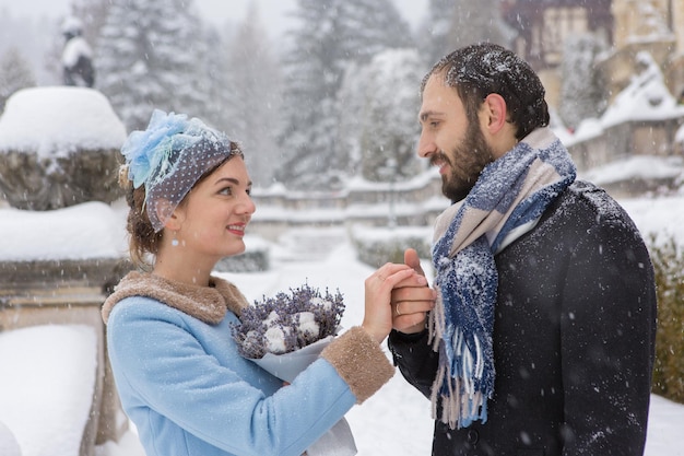 Feliz pareja joven en Winter Park Familia al aire libre en el castillo