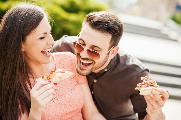 Feliz pareja joven