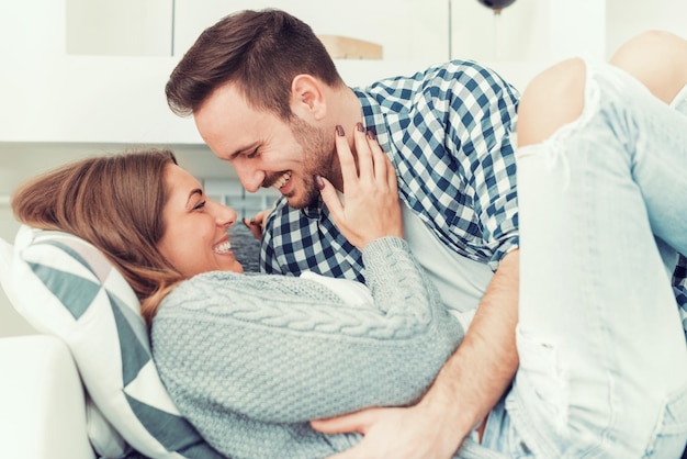 Feliz pareja joven