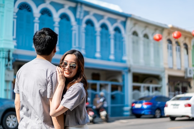 Feliz pareja de jóvenes asiáticos enamorados pasando un buen rato