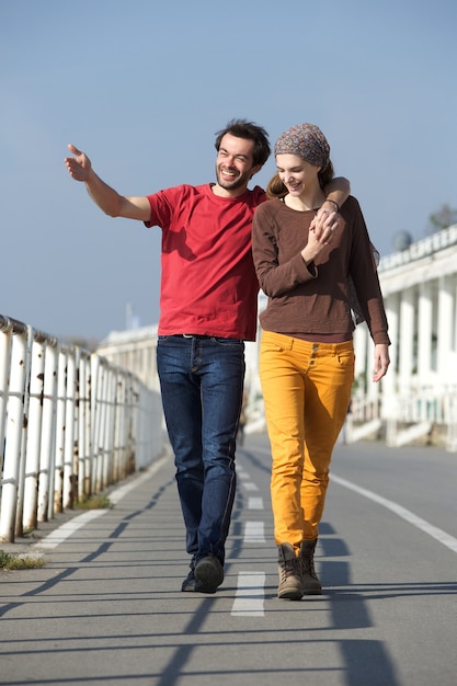 Feliz pareja de jóvenes caminando en su cita