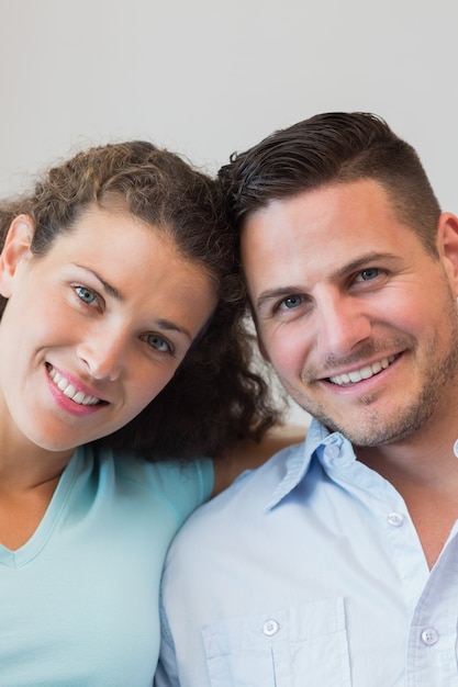 Feliz pareja de jóvenes en casa