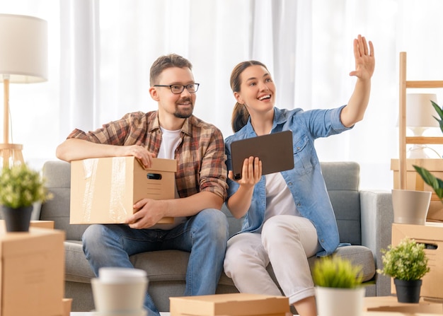 Feliz pareja de jóvenes casados se mudan a un nuevo apartamento.