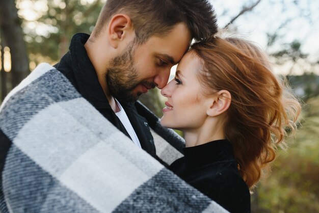 Feliz pareja de jóvenes enamorados en el parque