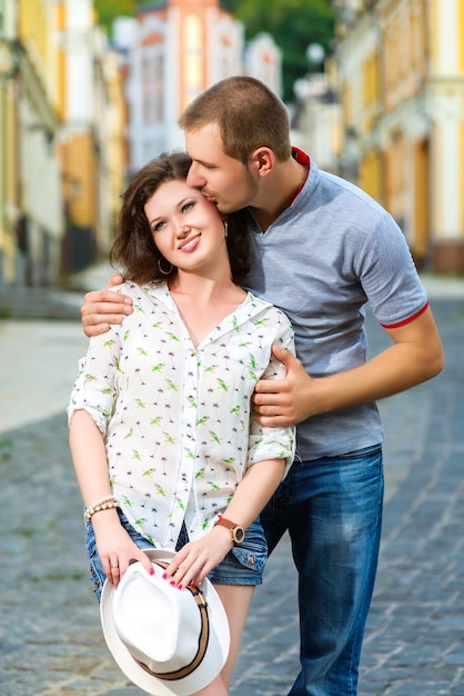 Feliz pareja de jóvenes enamorados posando en la ciudad