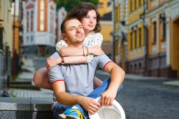 Feliz pareja de jóvenes enamorados posando en la ciudad