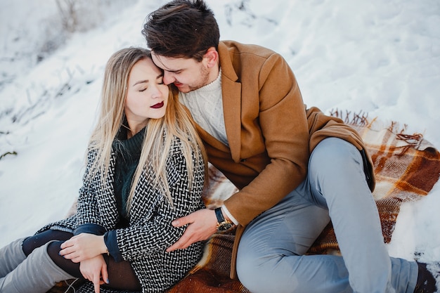 Feliz pareja de jóvenes en el parque