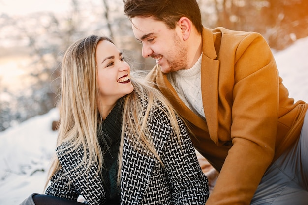 Feliz pareja de jóvenes en el parque