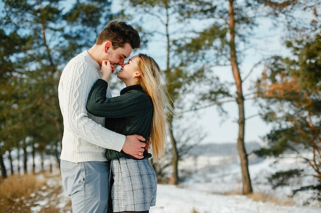 Feliz pareja de jóvenes en el parque