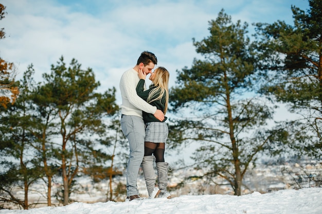 Feliz pareja de jóvenes en el parque