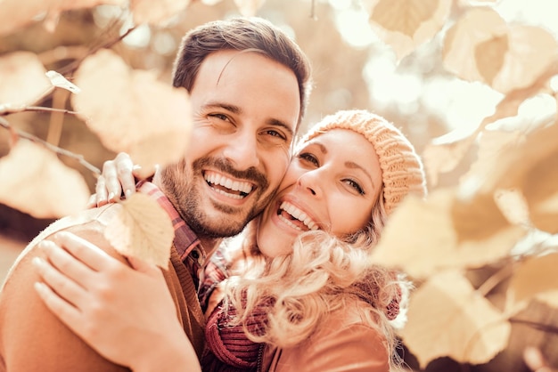 Feliz pareja de jóvenes en el parque