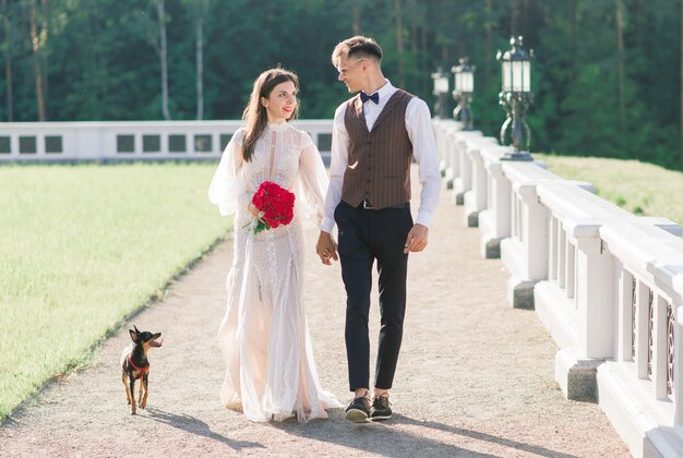 Feliz pareja de jóvenes recién casados celebrando y divertirse al aire libre