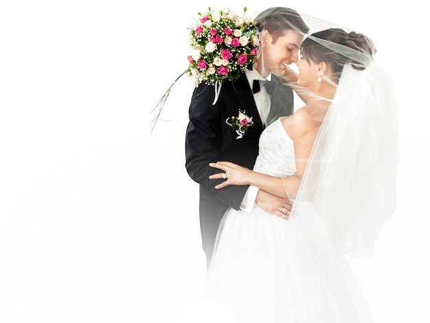 Feliz pareja de jóvenes recién casados con flores