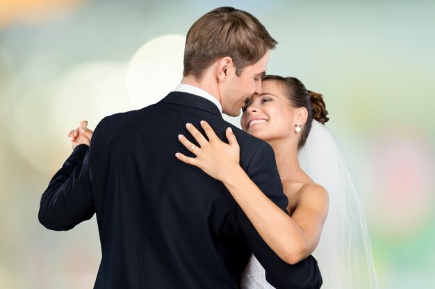 Feliz pareja de jóvenes recién casados