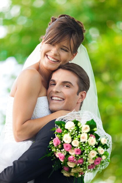 Feliz pareja de jóvenes recién casados