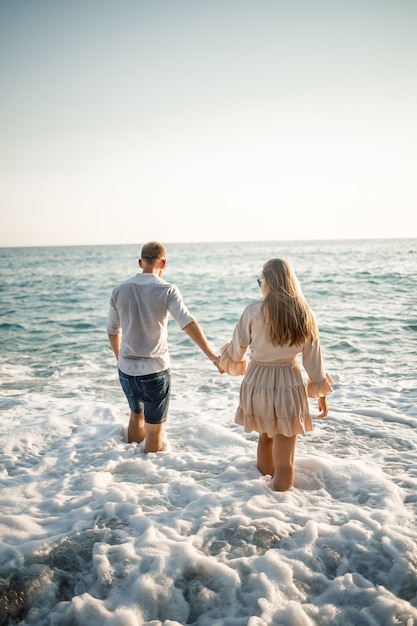 Feliz pareja junto al mar. Amantes de la luna de miel. Hombre y mujer en la isla. Hermosa pareja divirtiéndose en la orilla del mar. Feliz pareja de vacaciones. Hombre y mujer junto al mar.