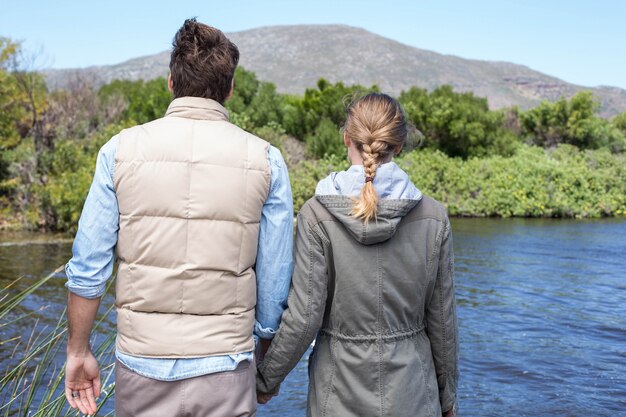 Feliz pareja en un lago