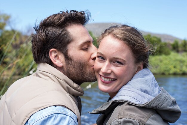 Feliz pareja en un lago