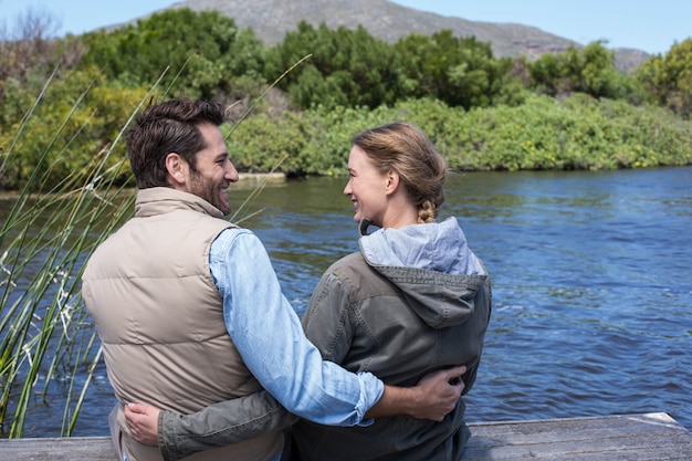 Feliz pareja en un lago