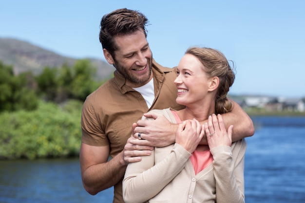 Feliz pareja en un lago