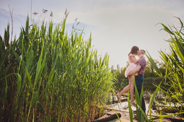 Feliz pareja en un lago