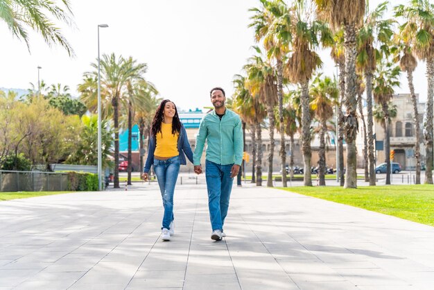 Feliz pareja latina hispana saliendo al aire libre