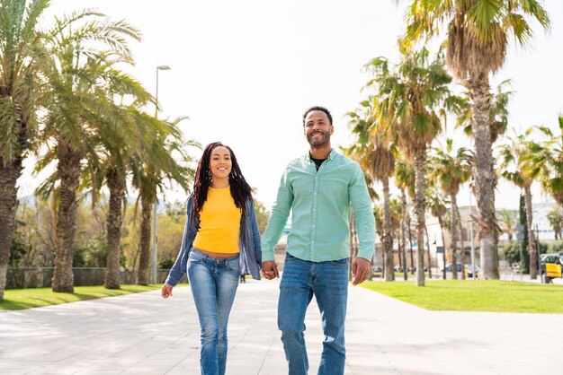 Feliz pareja latina hispana saliendo al aire libre