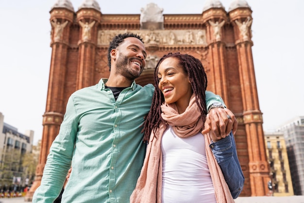 Feliz pareja latina hispana saliendo al aire libre