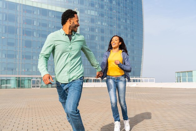 Feliz pareja latina hispana saliendo al aire libre