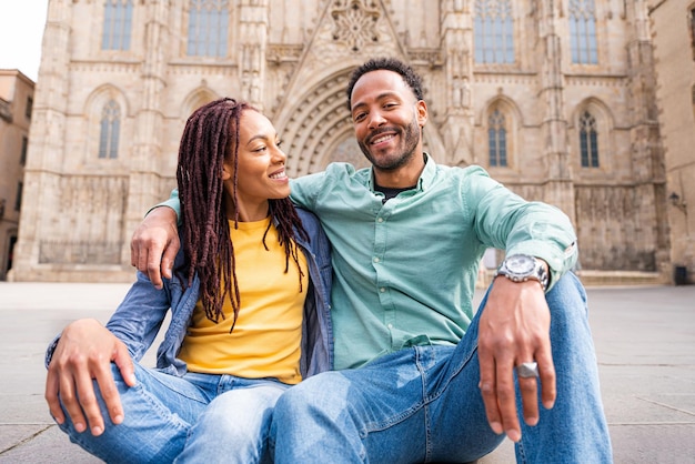 Feliz pareja latina hispana saliendo al aire libre