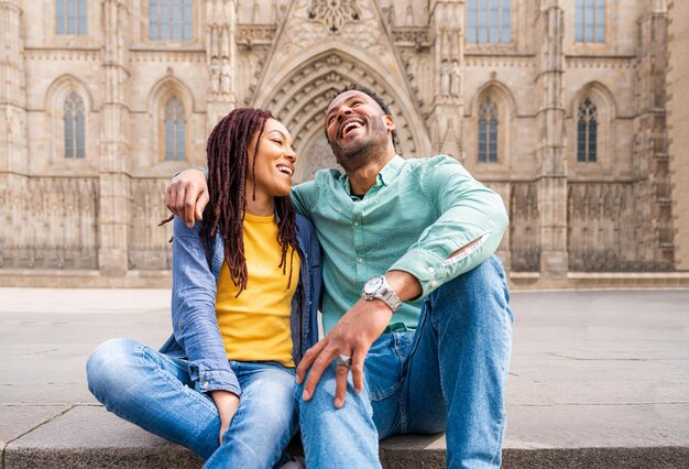 Feliz pareja latina hispana saliendo al aire libre