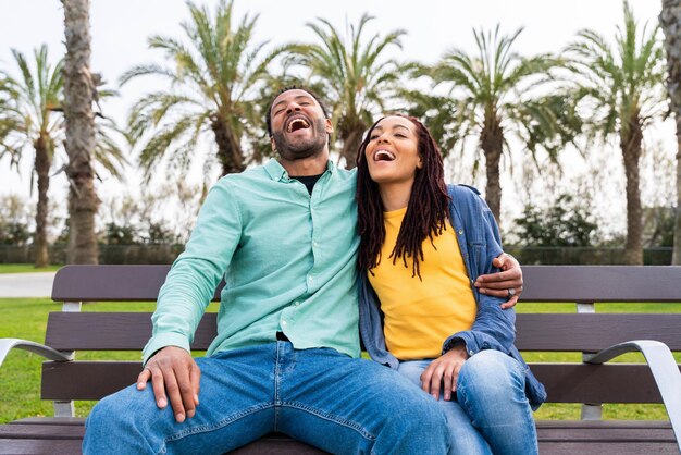 Feliz pareja latina hispana saliendo al aire libre