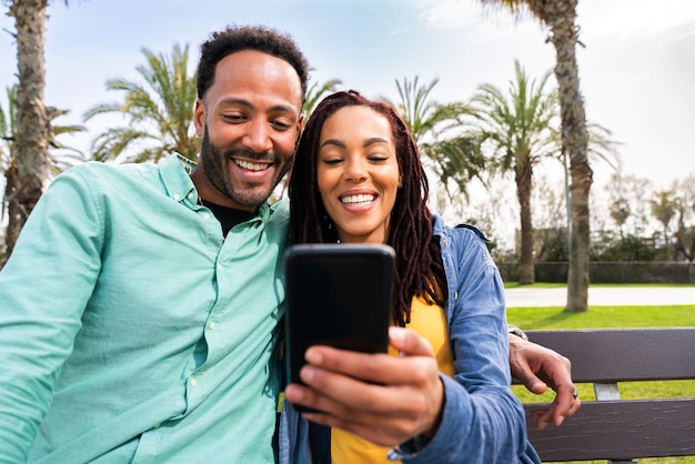 Feliz pareja latina hispana saliendo al aire libre