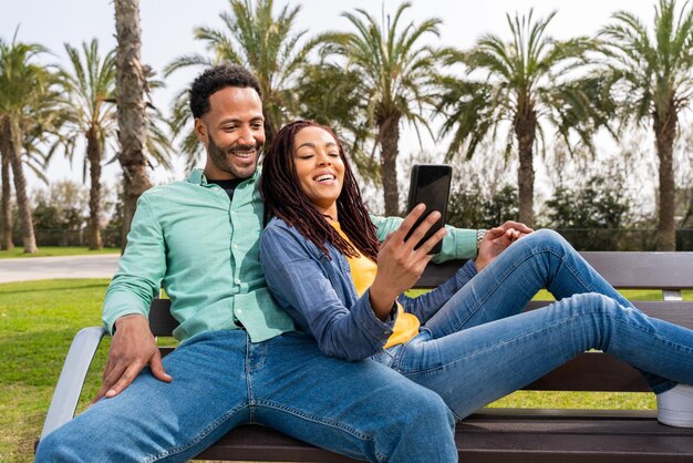 Feliz pareja latina hispana saliendo al aire libre