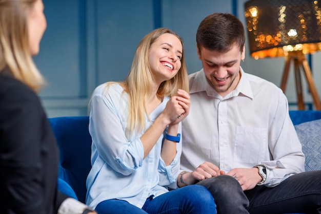 Feliz pareja linda con un juego de llaves de su propia casa, plana.