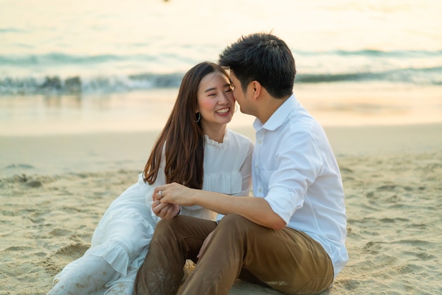 Feliz pareja va de luna de miel a viajar en la playa de arena tropical en verano