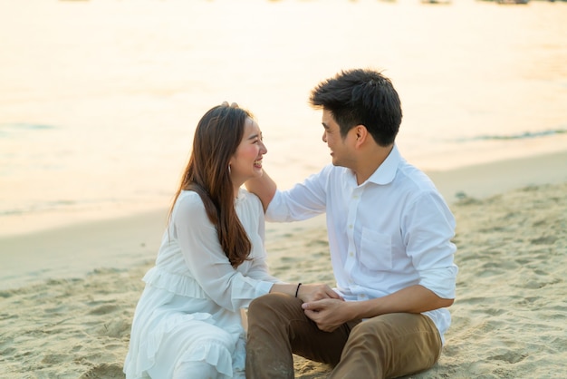 Feliz pareja va de luna de miel a viajar en la playa de arena tropical en verano