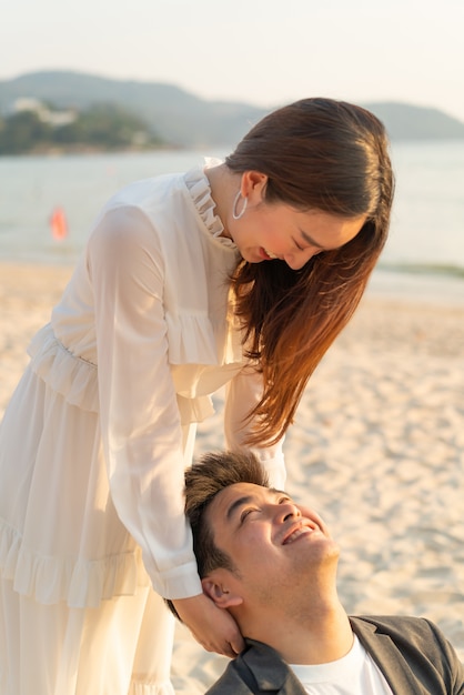 Feliz pareja va de luna de miel a viajar en la playa de arena tropical en verano