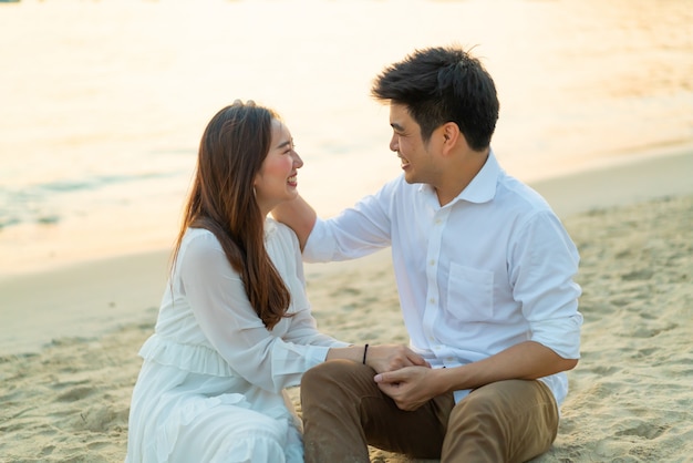 Feliz pareja va de luna de miel a viajar en la playa de arena tropical en verano