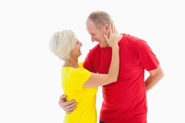 Feliz pareja madura abrazando y sonriendo