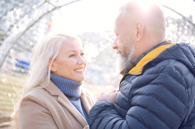 Feliz, pareja madura, aire libre