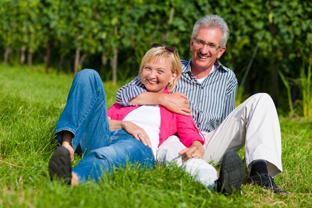 Feliz pareja madura al aire libre