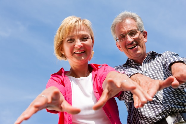 Feliz pareja madura al aire libre