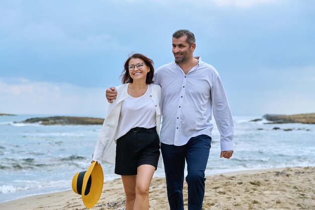 feliz, pareja madura, ambulante, en la playa