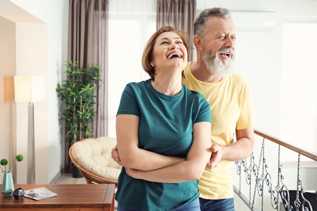 Feliz pareja madura en casa