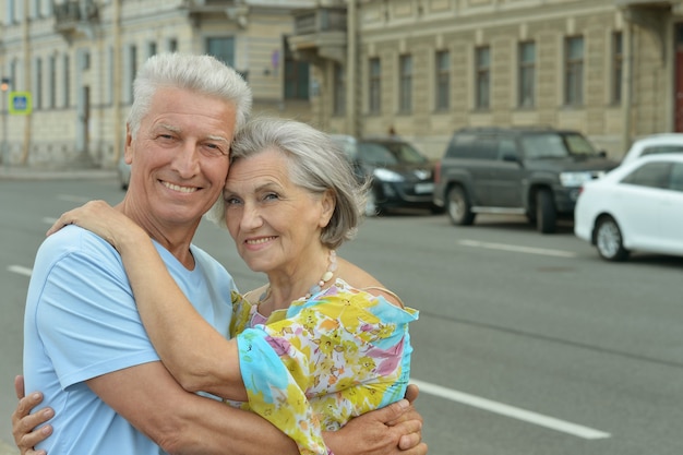 Feliz pareja madura en la ciudad